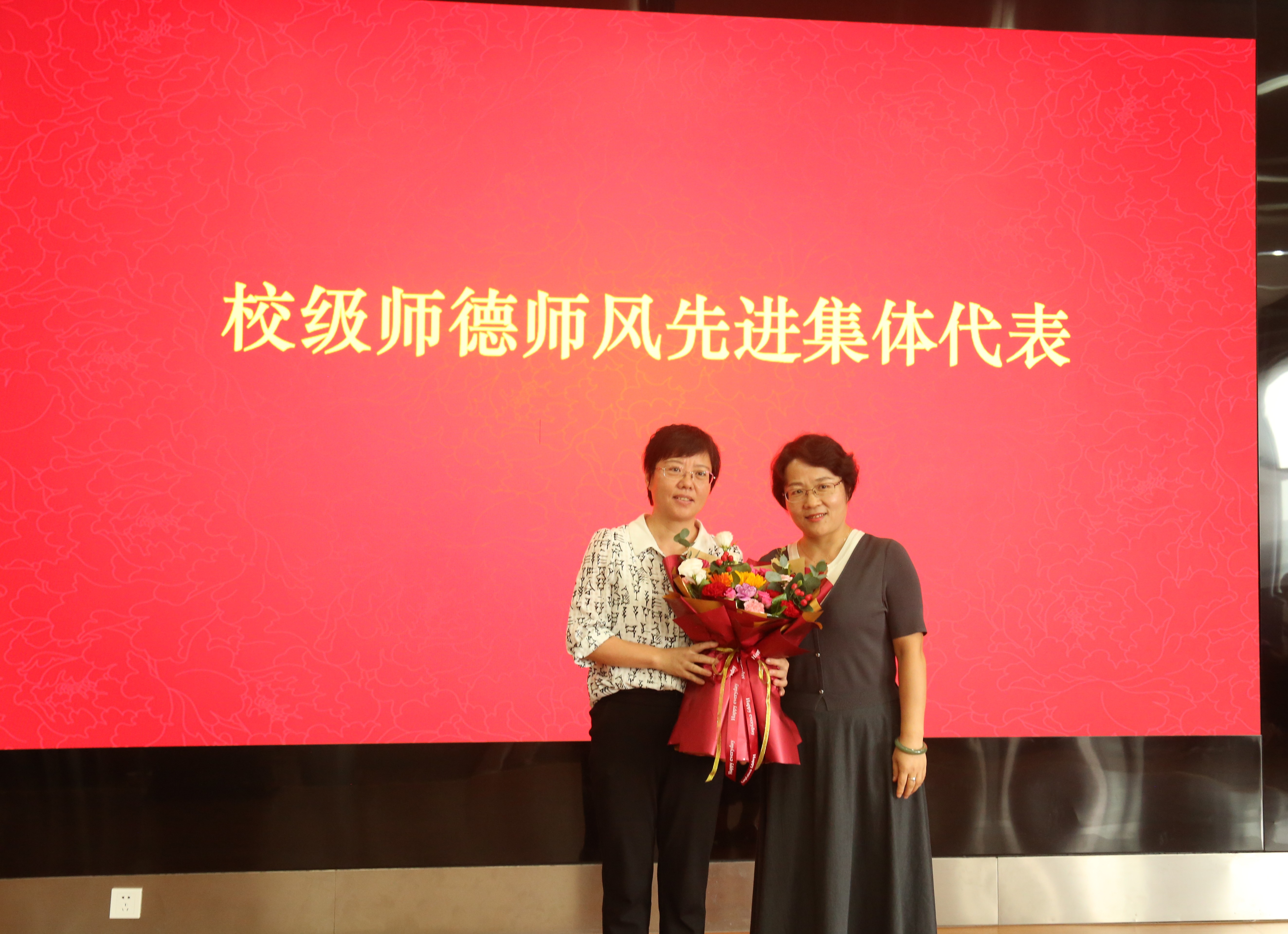 3.解小莉给党亚爱老师献花.JPG