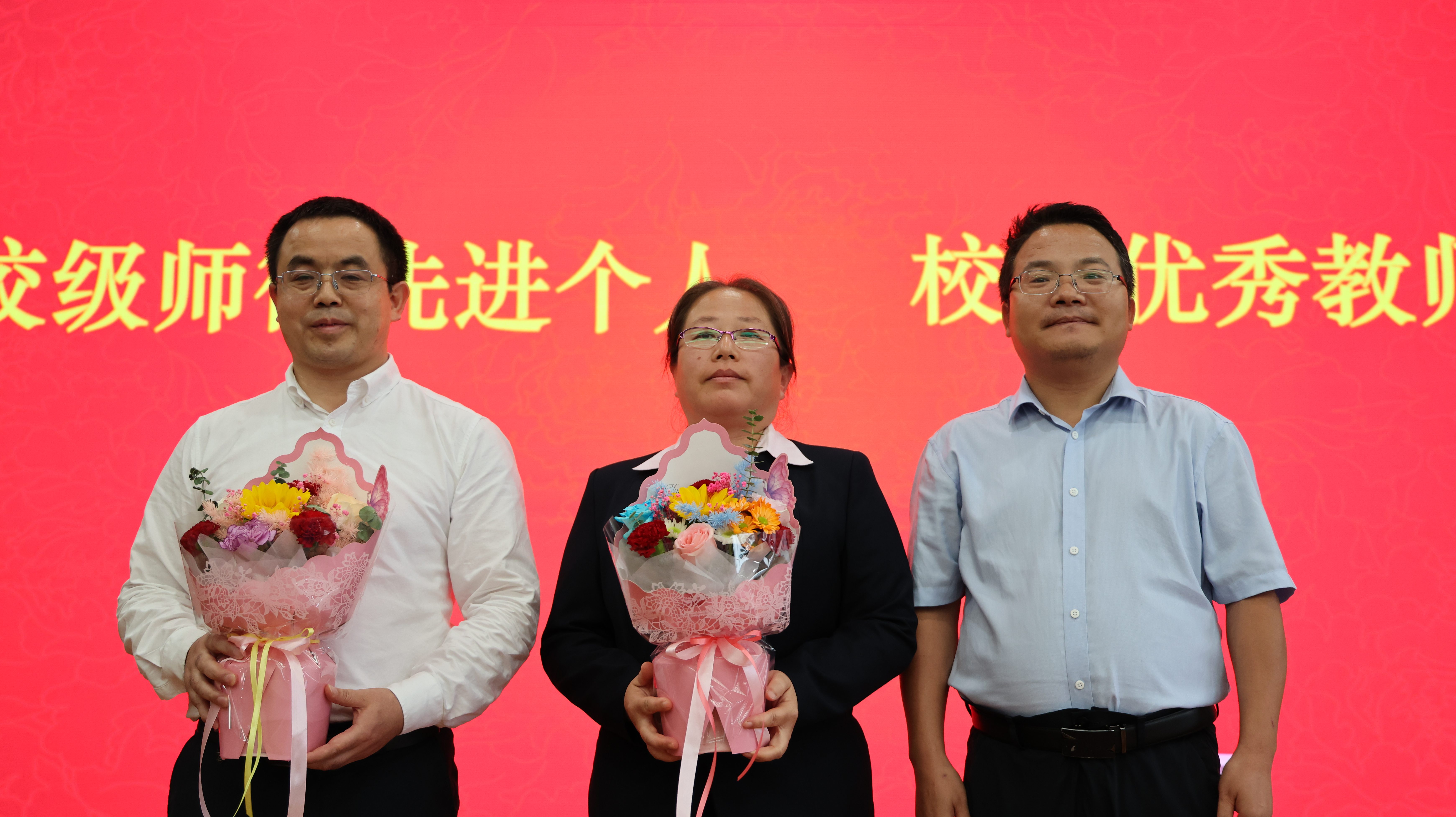 任文艺为校师德先进个人、优秀教师献花.jpg