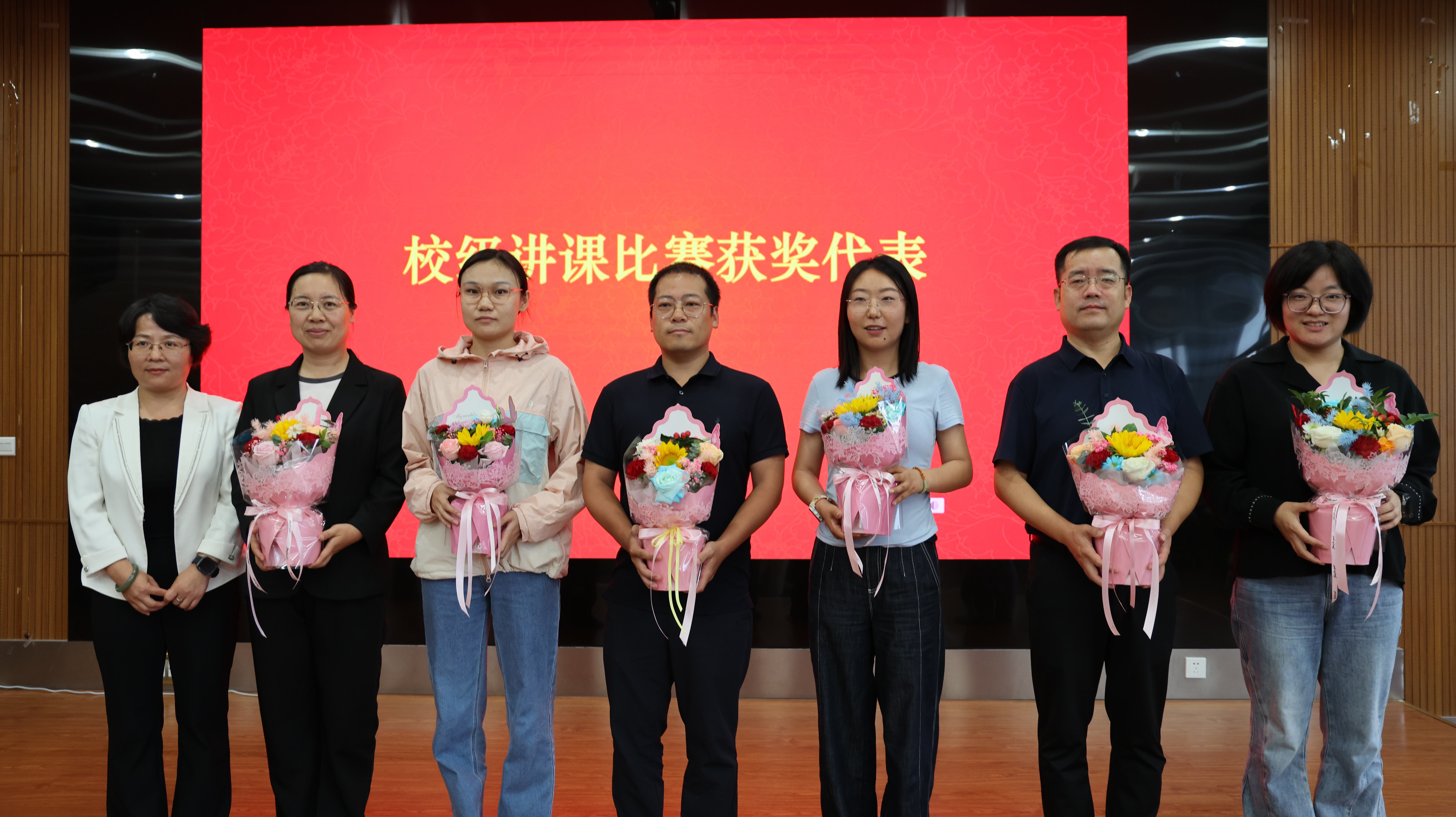 解小莉为校级讲课比赛获奖者献花.jpg