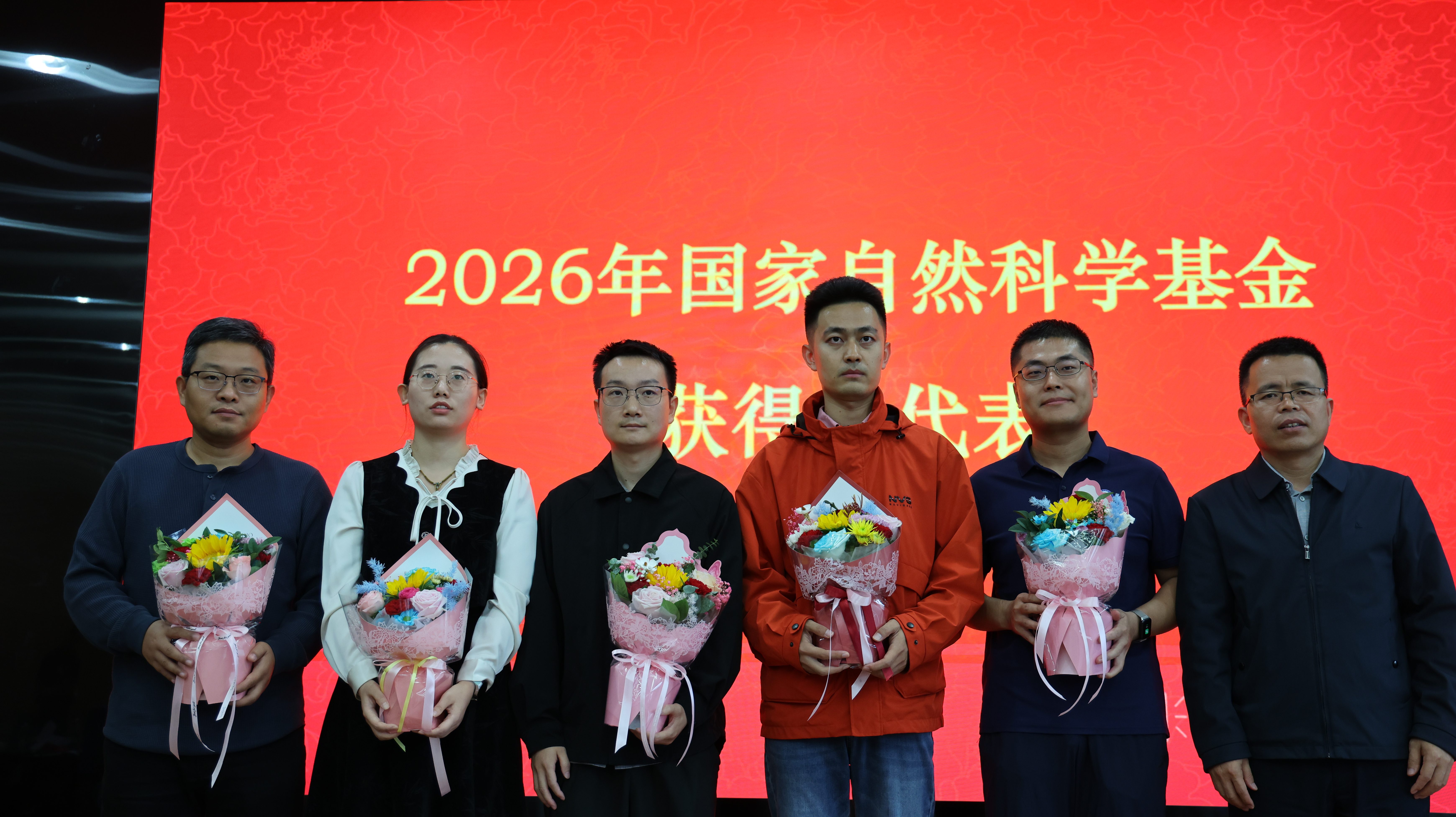 吴养会为国家基金获得者献花(1).jpg